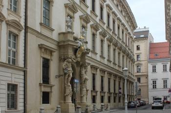 Průčelí na Abraham-und-Sancta-Clara-Gasse (© Luděk Vláčil 12/2019)