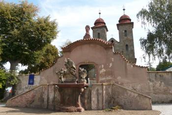 celkový pohled na kostel (© Alena Volná, 7/2009)