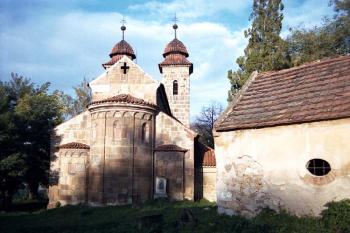 Pohled z východní strany a kopřiv (© Václav Fanta 10/2002)