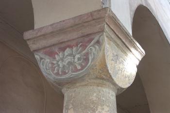 románský sloup s pozdější výmalbou ( © Milan Caha 09/2008)