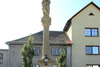 Novější sloup se sousoším Panny Marie s dítětem v Moravičanech ( © Pavel Vítek 10/2019)