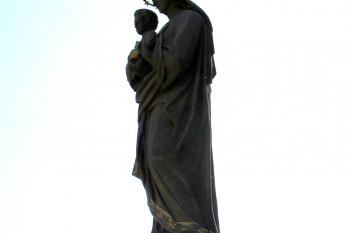 Novější sloup se sousoším Panny Marie s dítětem v Moravičanech ( © Pavel Vítek 10/2019)