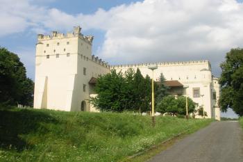 Nádvorní strana zámku (© D Dohňanský, 07/2012)