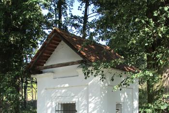 Kaple se sochou Zbičovaného či Bolestného Krista ve Velenicích u Zákup ( © Pavel Vítek 09/2019)