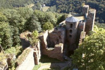 Vnitřní hrad z velké věže (©2002 Václav Hodek)