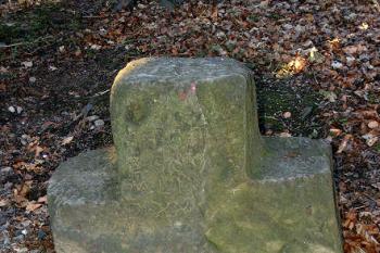 Smírčí kříž před branou hradu ( © Radovan Smokoň 12/2006)