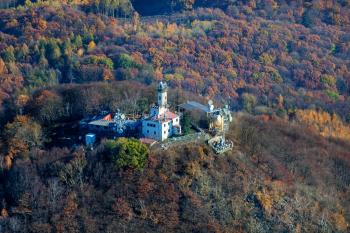Milešovka - letecký snímek (© Radovan Smokoň 10/2020)