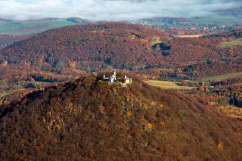 Milešovka - letecký snímek (© Radovan Smokoň 10/2020)