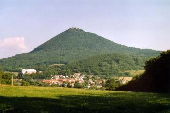 Milešovka od jihu, v popředí Milešov se zámkem (© Jiří Cukr, 08/2004)