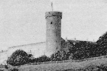 věž Dlouhý Hermann na počátku 20. století (© Nottbeck, Eugen von; Neumann, Wilhelm: Geschichte und Kunstdenkmäler der Stadt Reval, Band 1: Die Geschichte der Stadt bis zum Beginn der Schwedenherrschaft, Burg- und Stadtbefestigung, Franz Kluges Verlag, Reval 1904)
