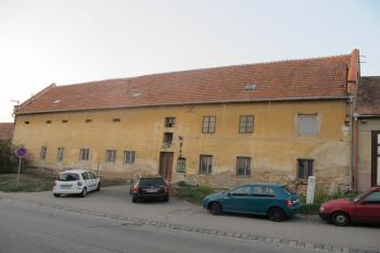 Jižní vnější průčelí od jv. ( © Dušan Dohňanský 09/2019)