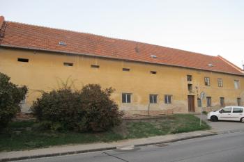 Jižní vnější průčelí od jz. ( © Dušan Dohňanský 09/2019)