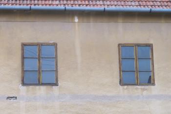 Detail snad původních dřevěných oken ( © Dušan Dohňanský 09/2019)