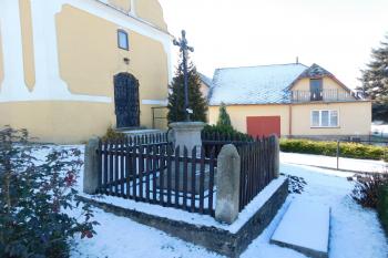 kříž z roku 1855 před kaplí ( © Milan Caha 01/2020)