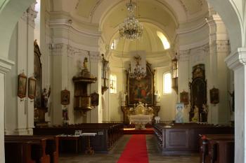 loď a kněžiště kostela (© Milan Caha 10/2011)