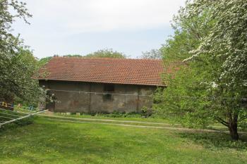 Jižní hosp. budova bývalého dvora,jejíž rohový opěrák /vlevo/ je asi původní ( © Dušan Dohňanský 08/2019)