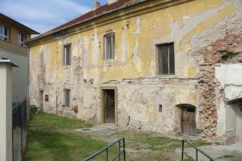 Hlavní jv.průčelí směřující do školního dvora ( © Dušan Dohňanský 09/2019)