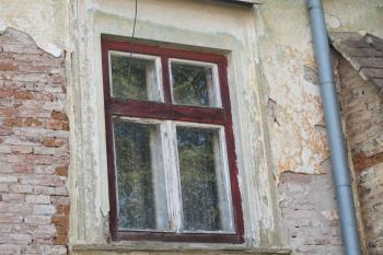 Detail okna s ostěním ( © Dušan Dohňanský 08/2019)