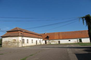 Hospodářská budova severně od zámku ( © Dušan Dohňanský 08/2019)