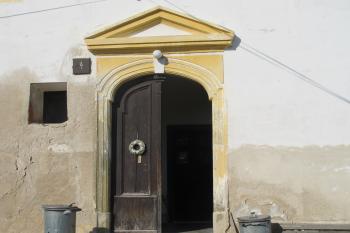 Vstupní portál v hlavním východním průčelí ( © Dušan Dohňanský 08/2019)