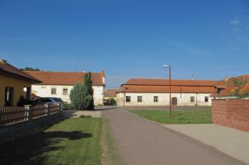 Příjezd k zámku, vlevo vlastní zámek, vpravo správní budova ( © Dušan Dohňanský 08/2019)