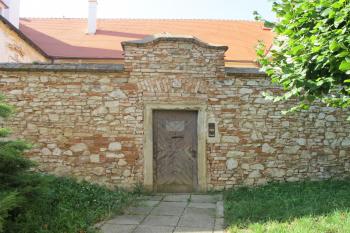 Vstup do vnitřního nádvoří z areálu kostela ( © Dušan Dohňanský 08/2019)