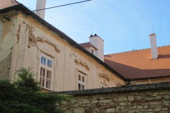 Částečně zdevastované nadokenní římsy prvního patrr východního křídla  ( © Dušan Dohňanský 08/2019)