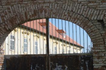 Část hlavního jižního průčelí ( © Dušan Dohňanský 08/2019)