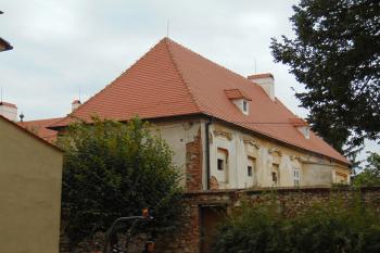 Západní křídlo od sz. (© Dušan Dohňanský  09/2021)