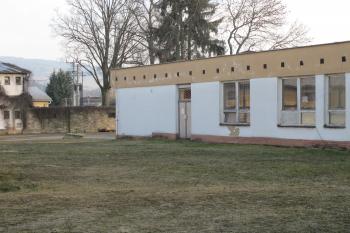 Nová budova nahradila původní jižní trakt dvora, který byl spojen se zámkem ( © Dušan Dohňanský 02/2019)