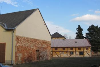 Na tuto jižní část hospodářské budovy byl zámak napojen ( © Dušan Dohňanský 02/2019)