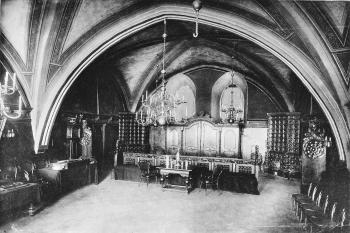 hlavní sál v prvním patře (© Nottbeck, Eugen von; Neumann, Wilhelm: Geschichte und Kunstdenkmäler der Stadt Reval (Band 2): Die Kunstdenkmäler der Stadt — Reval: Kluge, 1904)