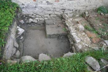 Detail archeologického výkopu u základů tvrze (© Petr Nožička 09/2019)
