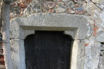 Sedlový kamenný portál pravděpodobně použitý sekundárně (© Petr Nožička 10/2019)