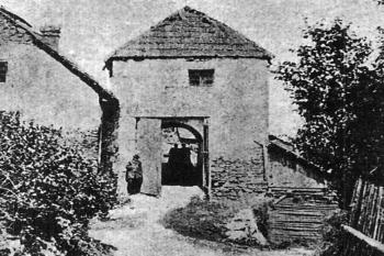 vstupní věžovitá brána na snímku z počátku 20. století (© Jiří Úlovec: O tvrzi a zámku v Obděnicích u Vysokého Chlumce, Podbrdsko XVI/2009, Státní okresní archiv Příbram a Hornické muzeum Příbram, Příbram 2009)