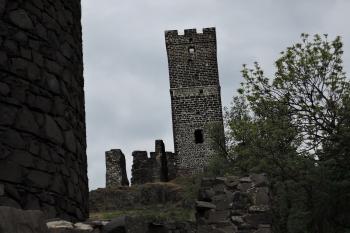 Hazmburk - pohled na Bílou věž od brány (© aleshwarrior, 05/2016)