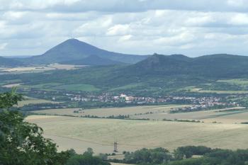 Výhled na Milešovku a Košťálov (© MaReK Olšavský, 07/2009)