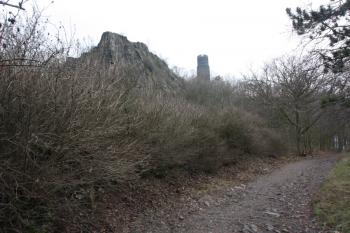 Východní čelo hradního bradla a Černá věž ( © Ivan Grisa 12/2009)