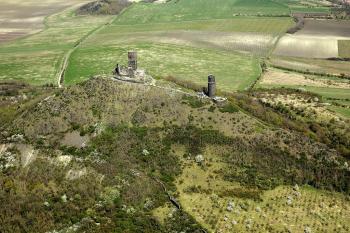 Letecký pohled na hrad Hazmburk (©Jan Kocáb a Ivo Horňák (pilot), 04/2005)