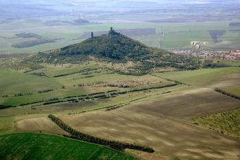 Letecký pohled na hrad Hazmburk směrem od Lovoše (©Jan Kocáb a  Ivo Horňák (pilot), 04/2005)