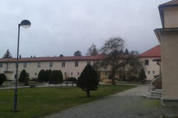 Zadní budovy lázní (© Ivo Rozehnal 03/2020)