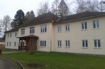 Jedna z lázeňských budov v areálu (© Ivo Rozehnal 03/2020)