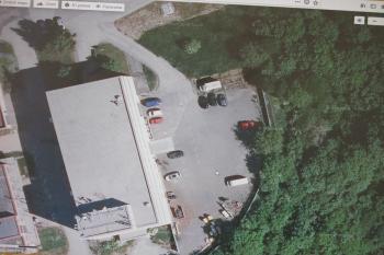 Zelený pás s keřem v horní části je přímým pozůstatkem severního valu (© Dušan Dohňanský 03/2020)