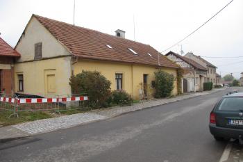Dům čp. 81, v jeho zahradě se nachází jižní část tvrze (© Dušan Dohňanský 10/2019)