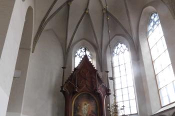 interiér kostela - oltář (© Milan Caha 09/2016)