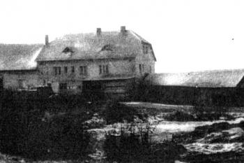 zámeček od západu po roce 1980 (© fotorepro F. Musil, M. Plaček, J. Úlovec: Zaniklé hrady, zámky a tvrze Čech, Moravy a Slezska po roce 1945, Libri, Praha 2005)