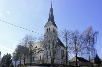 Kostel a fara v pozadí (© Luděk Vláčil 03/2020)