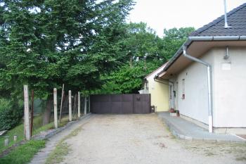 Vrata k domu čp.78, jenž stojí v jádře tvrziště (© Dušan Dohňanský 06/2018)