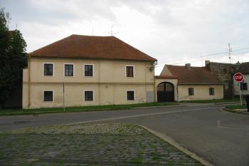 Sev.křídlo sídla a průjezd do vnitřního nádvoří (© Dušan Dohňanský 06/2018)