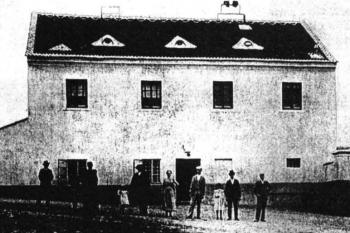 lovecký zámeček na přelomu 19. a 20. století (© fotorepro F. Musil, M. Plaček, J. Úlovec: Zaniklé hrady, zámky a tvrze Čech, Moravy a Slezska po roce 1945, Libri, Praha 2005)